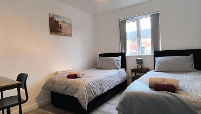 4 beds spacious Apartment, with Parking & WIFI, CHAFFORD HUNDRED, near station & shopping, long stays! - Foto 1