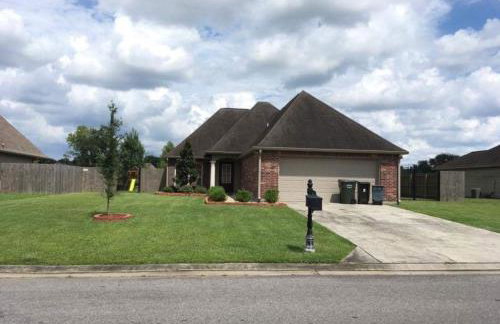 4BR 2BA Family Home On a Lake - Foto 6