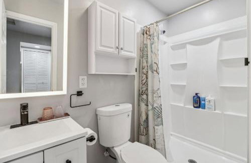 Entire Private Home with 2 Bedrooms 1 Bathroom, Gated Yard, Driveway Parking, Available Now - Foto 15