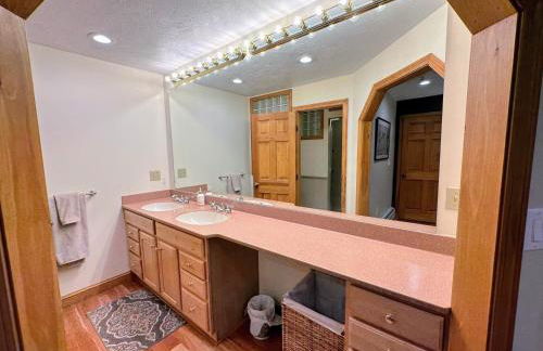 FC43 Renovated cozy spacious cottage with AC, air hockey, wifi close to ski trails! - Foto 17