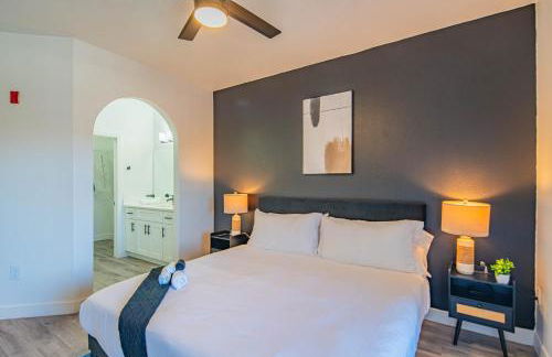 Amiable 2BD King Bed with Pool, Hot Tub, Gym, Parking - Foto 29