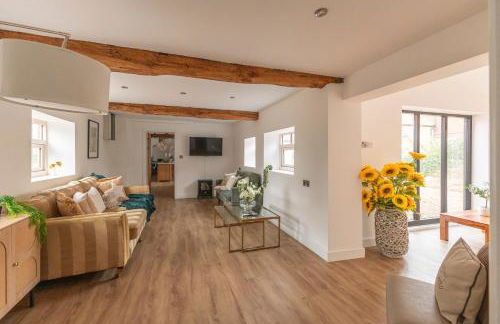 Stunning 5-bed Barn Conversion in Newark-on-Trent by Renzo, Beautiful Surroundings, Sleeps 10! - Foto 3