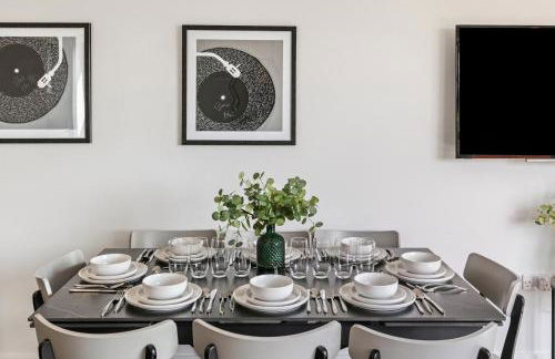 Luxury 3BR Apt Sleeps 10, Wembley & Park Views - Photo 9