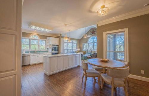 Large Luxury House, King Beds and More, Hot Tub, Theater, Fireplace, Game Room, Ping-pong, Pool Table, Air Hockey, Arcade, River, Big Kitchen, Nice Porch, Quiet, Good for Families and Large Groups, Near UGA Golf Course, Close to UGA & Stanford Stadium - Photo 39