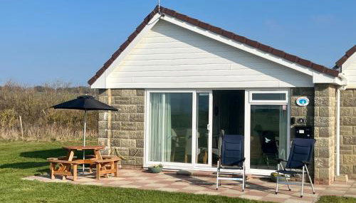 BAYVIEW self-catering coastal bungalow in rural West Wight - Foto 1