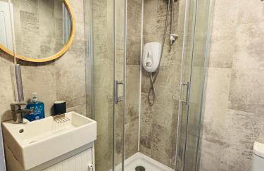 Kingsdowns Top Family Chalet, stunning and cosy interiors, indoor heated pool, mini golf, tennis court, BBQ and beach! - Foto 26