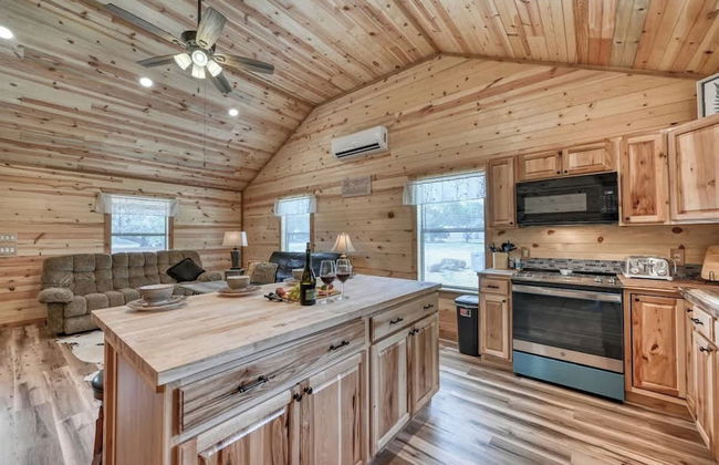 Cozy Cabin Firepit and Grill & 10 Mins to Main St - Foto 5