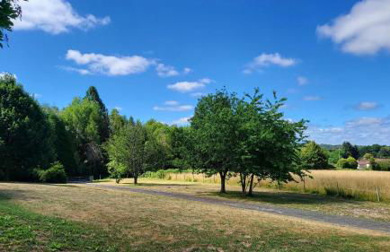 Lovely Modern 6-Bed Retreat Near 3 Swimming Lakes, Perfect for Families - Foto 14