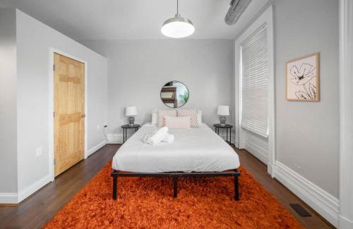 City Escape 2BR Steps to TQL near OTR and Downtown - Foto 17