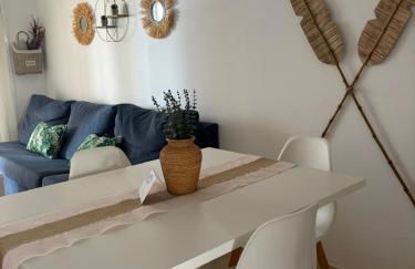 Bajo con jardín a pie de playa y piscina comunitaria con jacuzzi - Foto 15