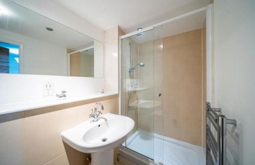 Spacious 2 Bedroom 6 Minute Drive from Huddersfield Town Centre - Ideal Stay - Foto 25