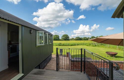 Shepherds View at Oaks Barn Farm Alcester with optional paid for Hot tub - Photo 13