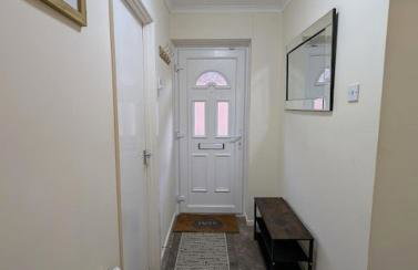 A cosy & stylish two-bed bungalow with garden & parking, close to a shopping centre, motorways and bus stops - Foto 24