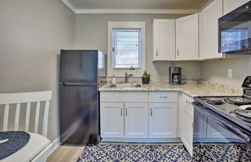 Walk to Surfside Beach Studio with Covered Balcony - Foto 13