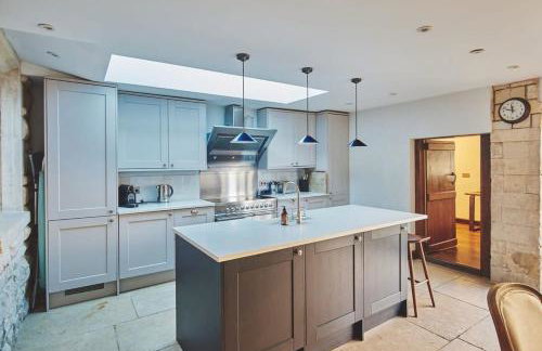 Large Stylish Luxury Cotswold Cottage - ideal for families, w/ EV charging - Foto 8
