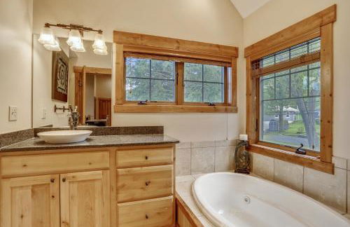 Lakefront home with fire pit and dock Near Wisp Resort - Foto 23