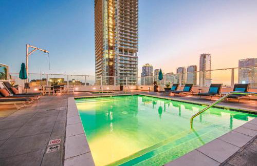 Downtown Escape - 2BR w Skyline Views & Hot Tub - Foto 24