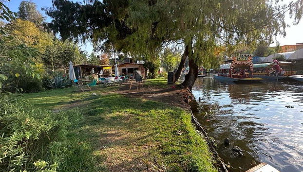 Haciendo una parada en una de las islas de Xochimilco
