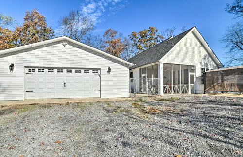 Country-Chic Home with Fire Pit, Steps to Lake! - Foto 27