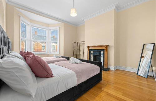 3 Bedrooms Elegant Homely House, Sleeps 6 Comfortably with 4 Double Beds, Newcastle, Free Street Parking, Business Travellers, Contractors, & Holiday Goers, Near all Major Transport Links in Newcastle & City Centre - Foto 6