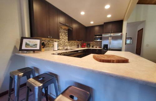 Updated Duplex with Mountain & Filtered Water View - Foto 2