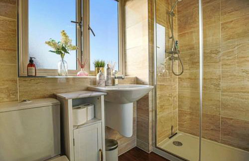 4 bed house in Milton Keynes - freeparking - wifi - Foto 7