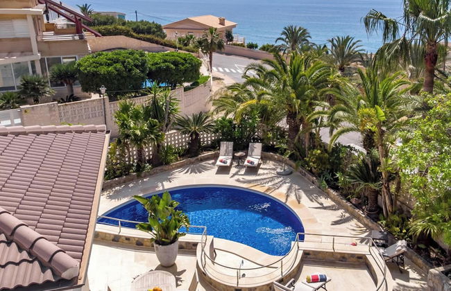 4bed Villa Sleeps 8- Pool, Garden, Bbq, Near Beach - Foto 1