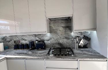 Luxxe House with Hot tub and Pool table - Photo 37