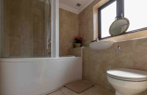 Huge 6 Bed House with Entertainment room and Hotub - Foto 8