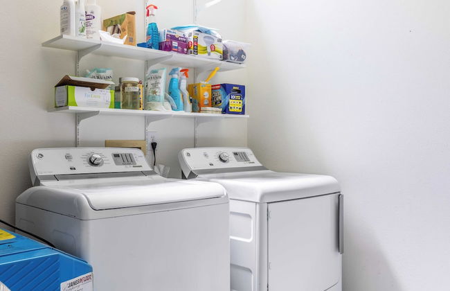 Private Beach Access + Water Views! Sleeps 18, Historic 6bdr Farmhouse w/ Deck - Foto 23