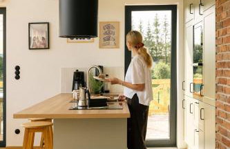 Rumiane pola - stodoła na Mazurach z widokiem na jezioro - Foto 1