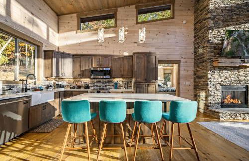 Honeysuckle Chalet - Luxe Mountain Chalet - Hot Tub, Wi-Fi, Pool Table, Party Deck, Fire Pit - 15 mins to Blue Ridge! - Foto 9