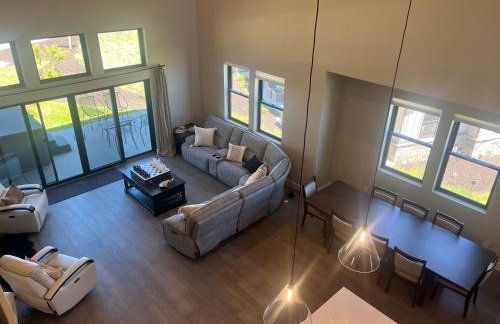 4 bd Ski Villa with Hot Tub and Bunk Room by lake! - Foto 10