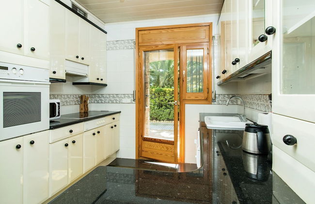 Alluring Holiday Home in Girona With Swimming Pool - Foto 2