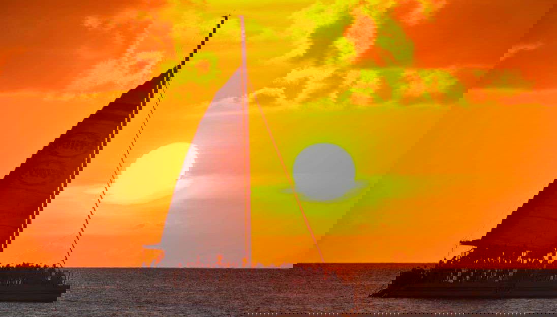 Catamarán al atardecer