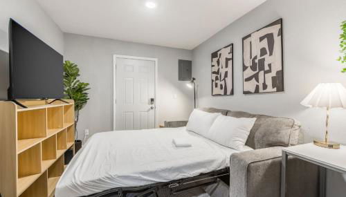 Home in Kansas City 15 mins to KCI with a KING bed and workspace - Foto 2