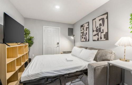 Home in Kansas City 15 mins to KCI with a KING bed and workspace - Foto 2