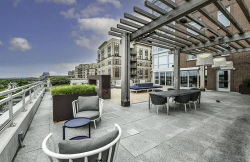 Urban 2BR Oasis with Scenic Rooftop and Gym - Foto 18