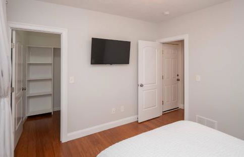 Jennifer's Chic Modern 1st Floor Apt Private Patio - Foto 14