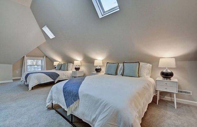 Spacious 6BR/3BA House w/ Parking! Sleeps 20! - Foto 23