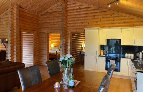 Strathisla - Luxury Two Bedroom Log Cabin with Private Hot Tub & Sauna - Foto 6