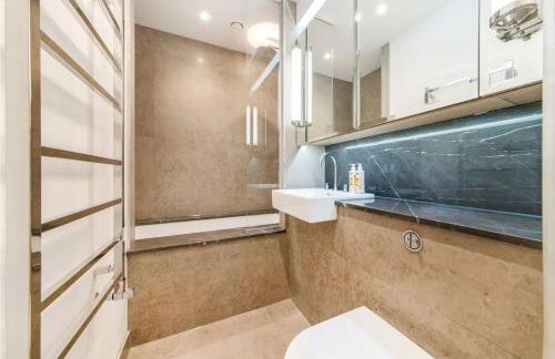 Mayfair's Luxurious Gem with Terrace - Foto 14