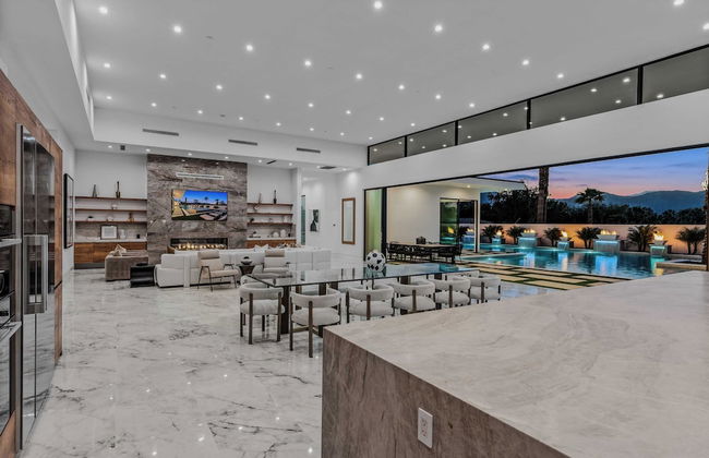 Fine Luxe Retreat w/ Pool & Hot Tub Bravo Villa #15 by Avantstay - Photo 17