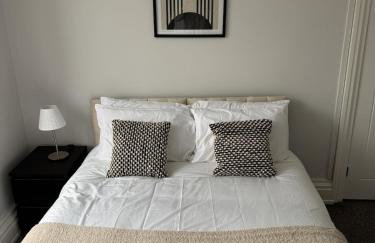 Month Stays Central 3 bed Three Bedroom House by Brookland Stays Serviced Accommodation & Short Lets in Preston with Free WiFi - Foto 12