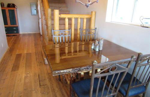 Scenic Vacation Cabin with 360° Mountain Views near Yellowstone National Park in Madison River Valley, Montana - Foto 5