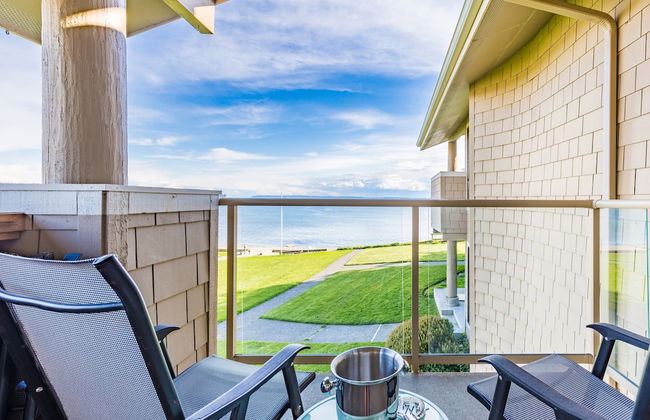 Coastal Chic Beach Condo by Avantstay Balcony - Photo 35