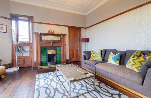Beautiful, traditional 2 bed flat w free parking - Pass the Keys - Photo 13