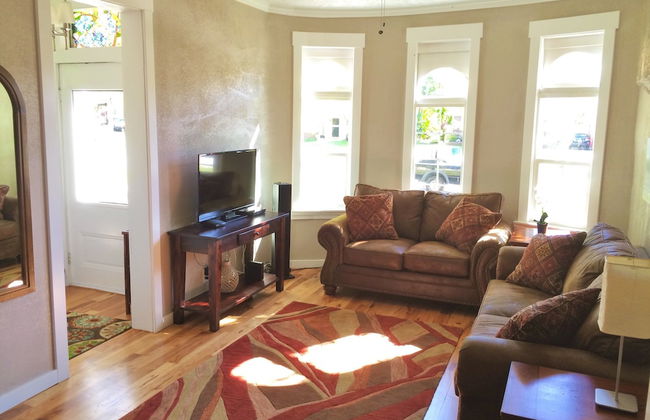 Historic Downtown Victorian Home - Photo 13