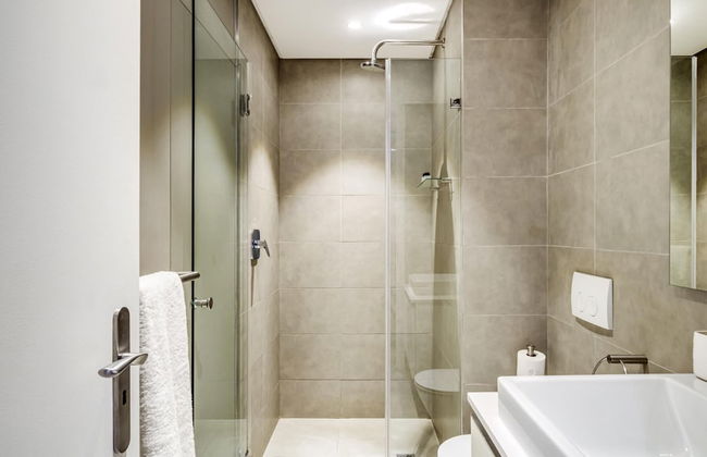 Urban Chic Apartment Close to Waterfront Warwick - Photo 32