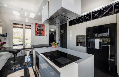 k10 Luxury House, Pool, Jacuzzi, Gym, Sauna, Private garden - Foto 16